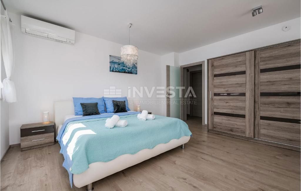 Hrvaška, Istra, Fažana, prostorna vila blizu morja s 3 stanovanji, pomožnim objektom, bazenom