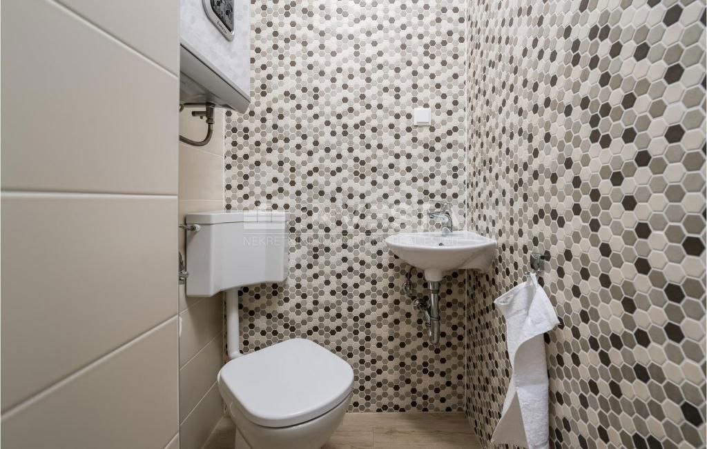 Hrvaška, Istra, Fažana, prostorna vila blizu morja s 3 stanovanji, pomožnim objektom, bazenom