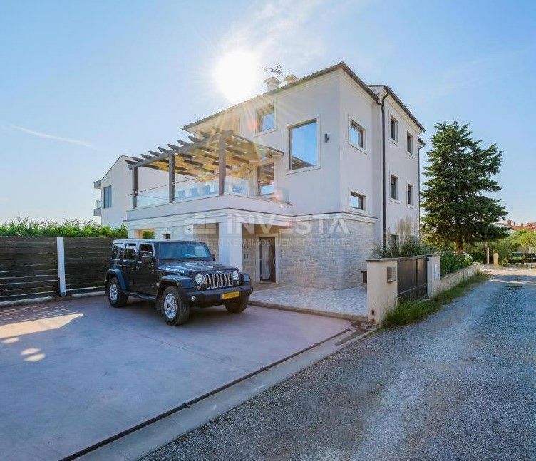 Hrvaška, Istra, Fažana, prostorna vila blizu morja s 3 stanovanji, pomožnim objektom, bazenom