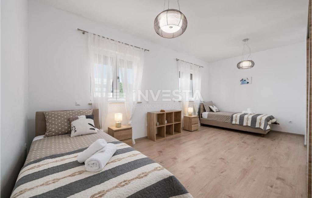 Hrvaška, Istra, Fažana, prostorna vila blizu morja s 3 stanovanji, pomožnim objektom, bazenom