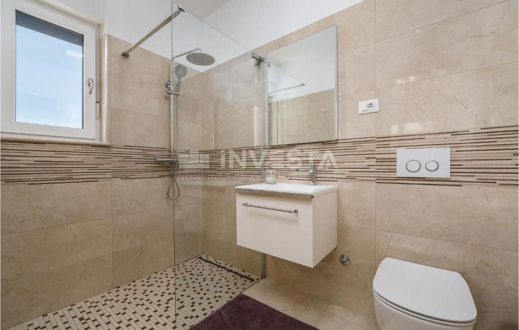 Hrvaška, Istra, Fažana, prostorna vila blizu morja s 3 stanovanji, pomožnim objektom, bazenom