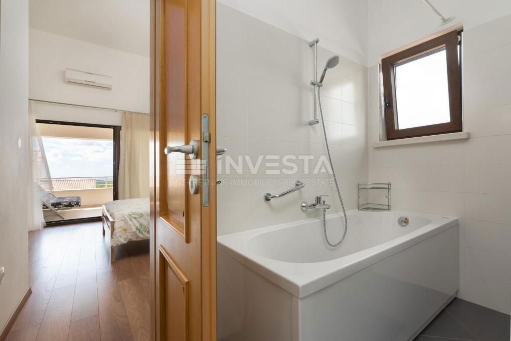 Okolica Višnjana, vila z bazenom na robu naselja, 166 m2, 3 ss