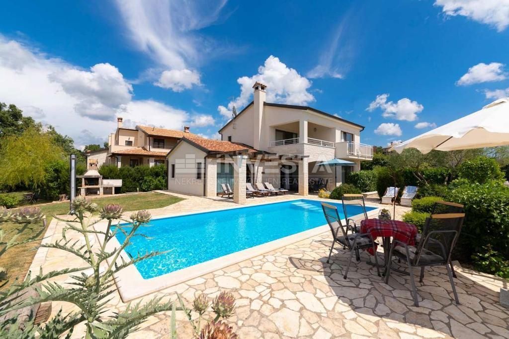 Okolica Višnjana, vila z bazenom na robu naselja, 166 m2, 3 ss