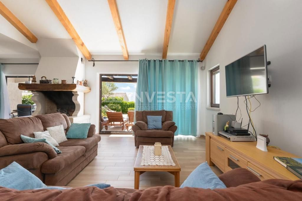 Okolica Višnjana, vila z bazenom na robu naselja, 166 m2, 3 ss