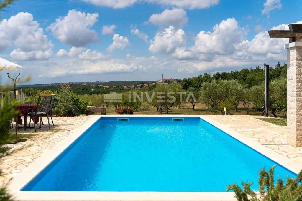 Okolica Višnjana, vila z bazenom na robu naselja, 166 m2, 3 ss