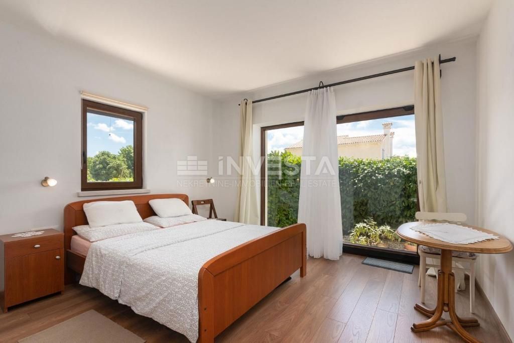 Okolica Višnjana, vila z bazenom na robu naselja, 166 m2, 3 ss