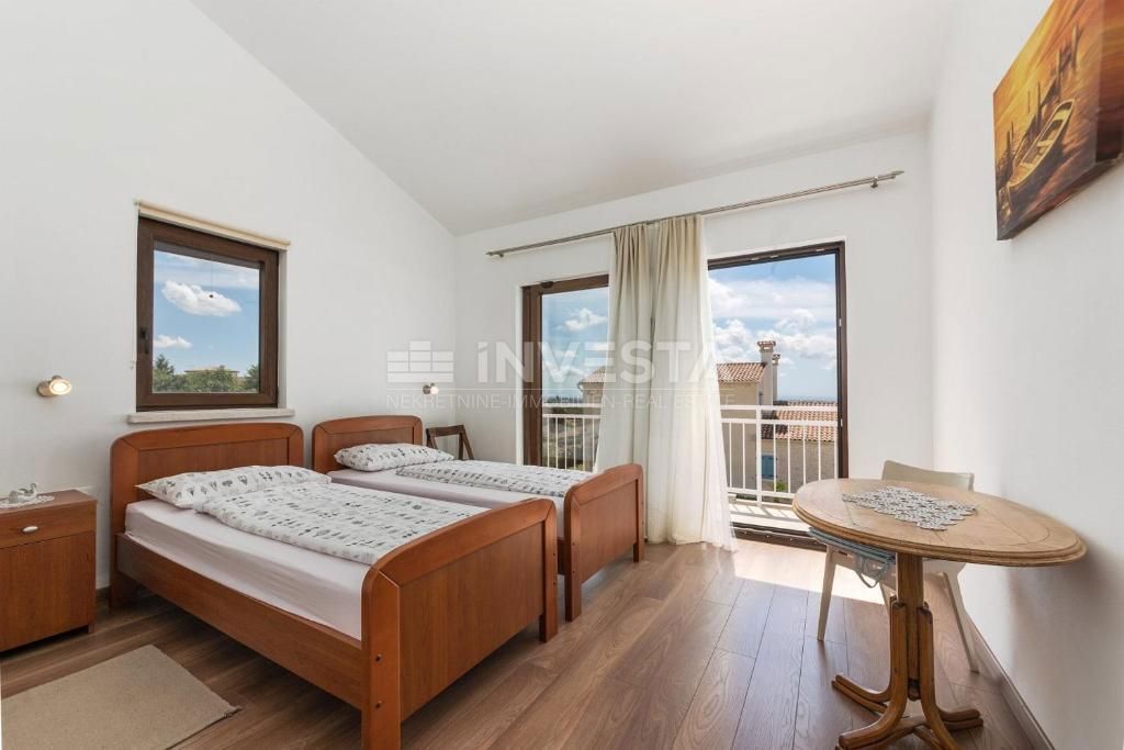 Okolica Višnjana, vila z bazenom na robu naselja, 166 m2, 3 ss