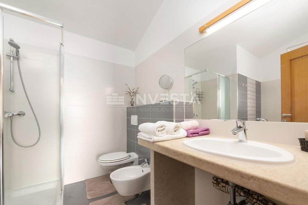 Okolica Višnjana, vila z bazenom na robu naselja, 166 m2, 3 ss