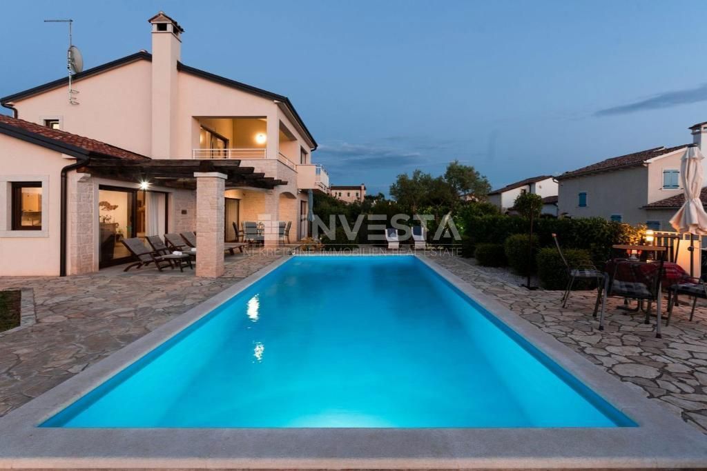 Okolica Višnjana, vila z bazenom na robu naselja, 166 m2, 3 ss