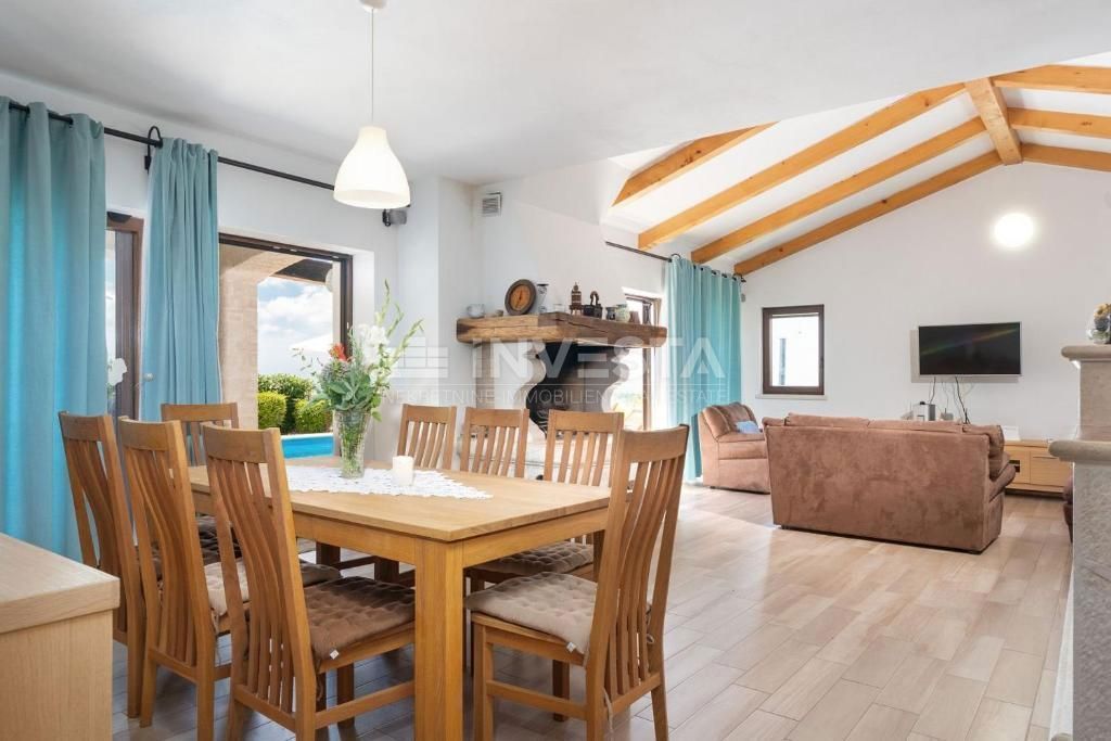 Okolica Višnjana, vila z bazenom na robu naselja, 166 m2, 3 ss