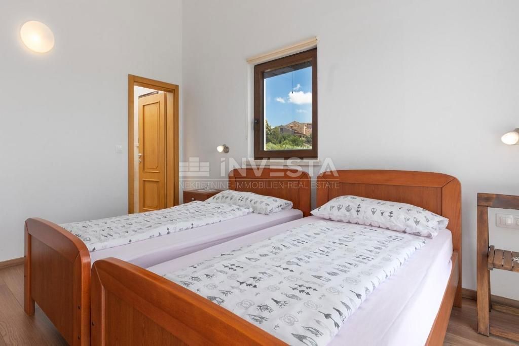 Okolica Višnjana, vila z bazenom na robu naselja, 166 m2, 3 ss