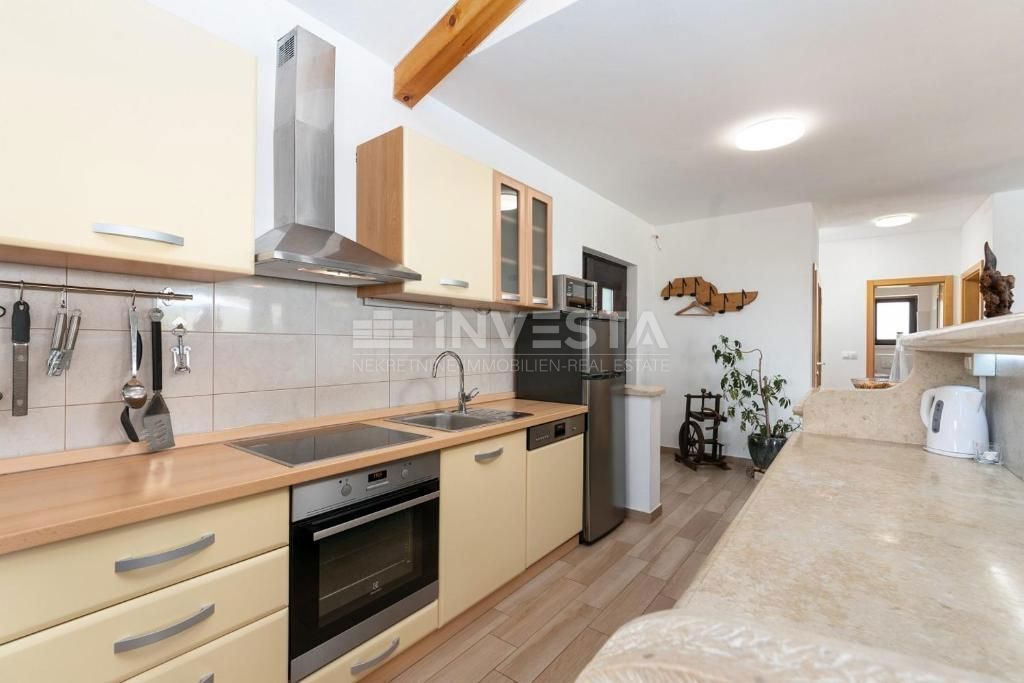 Okolica Višnjana, vila z bazenom na robu naselja, 166 m2, 3 ss