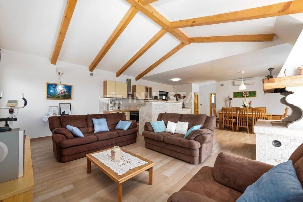 Okolica Višnjana, vila z bazenom na robu naselja, 166 m2, 3 ss