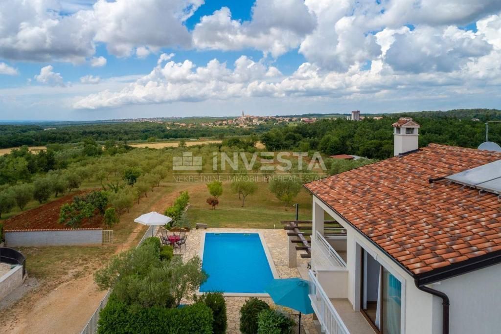 Okolica Višnjana, vila z bazenom na robu naselja, 166 m2, 3 ss