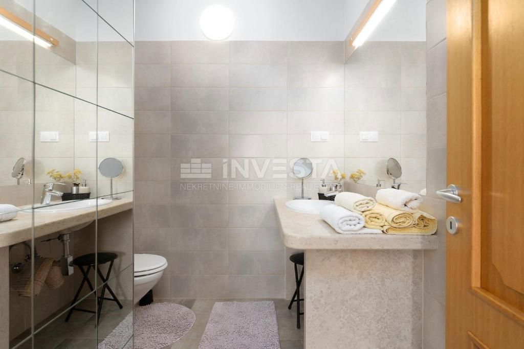 Okolica Višnjana, vila z bazenom na robu naselja, 166 m2, 3 ss