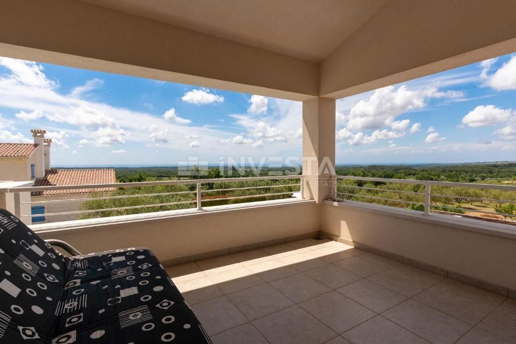 Okolica Višnjana, vila z bazenom na robu naselja, 166 m2, 3 ss