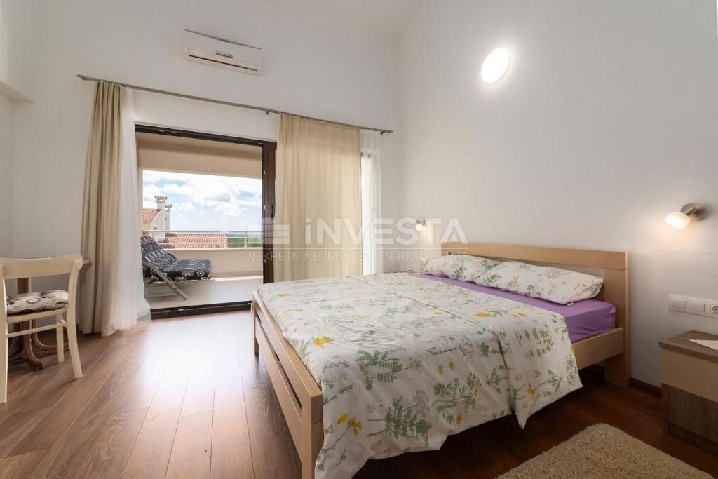 Okolica Višnjana, vila z bazenom na robu naselja, 166 m2, 3 ss