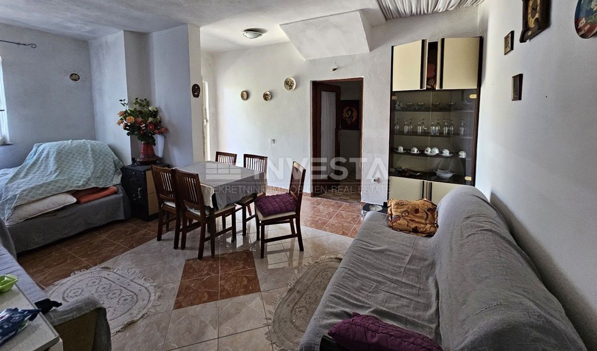 Peroj, hiša 106m2 s parcelo, 600 m od plaže