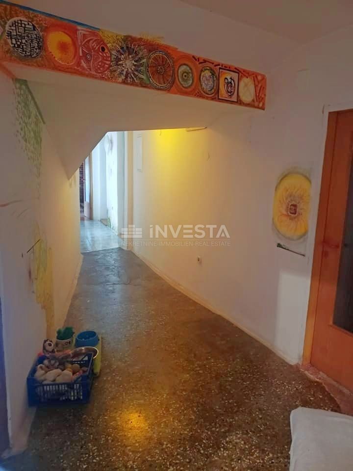 Pula center, prostorno štirisobno stanovanje na odlični lokaciji, 122 m2
