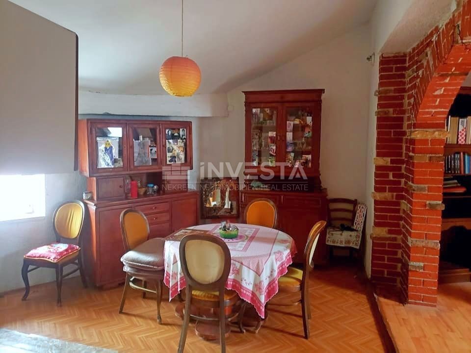 Pula center, prostorno štirisobno stanovanje na odlični lokaciji, 122 m2