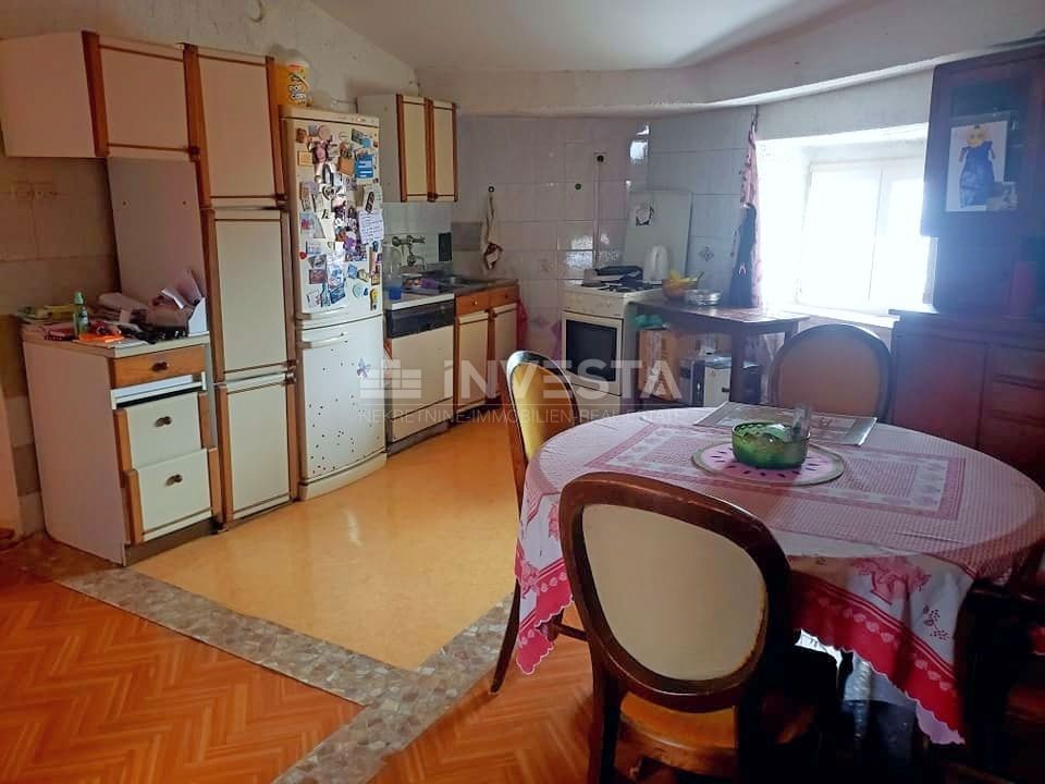 Pula center, prostorno štirisobno stanovanje na odlični lokaciji, 122 m2