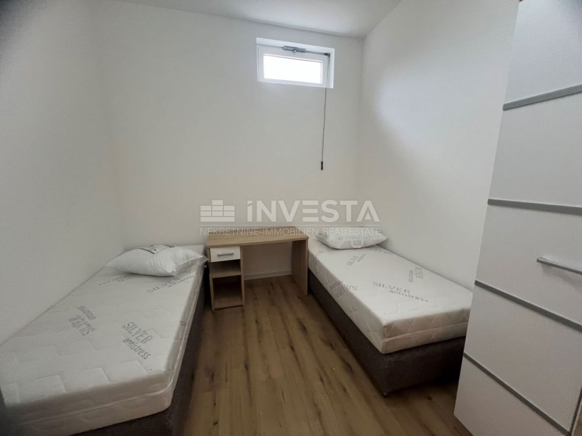Občina Pula, prostorna hiša s petimi stanovanji in dvema bazenoma.