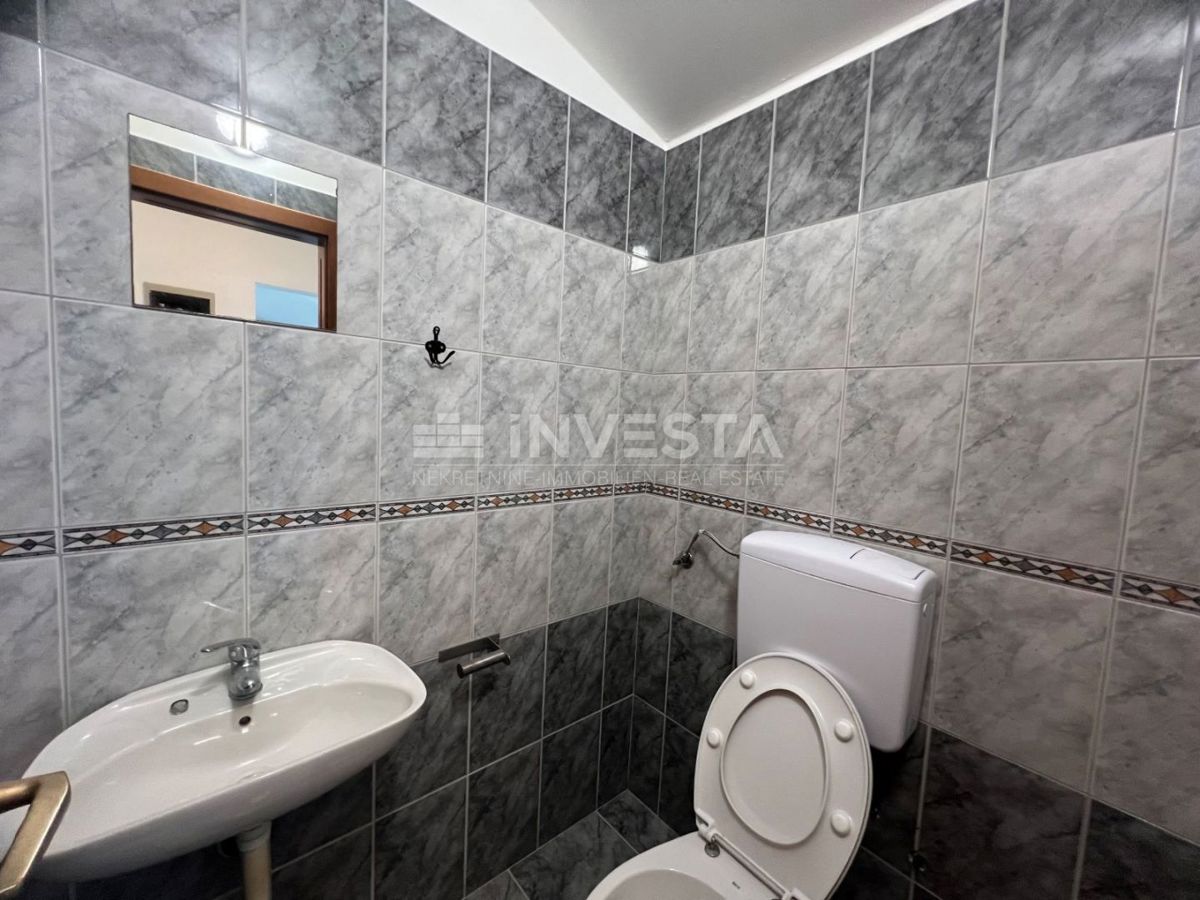 Občina Pula, prostorna hiša s petimi stanovanji in dvema bazenoma.