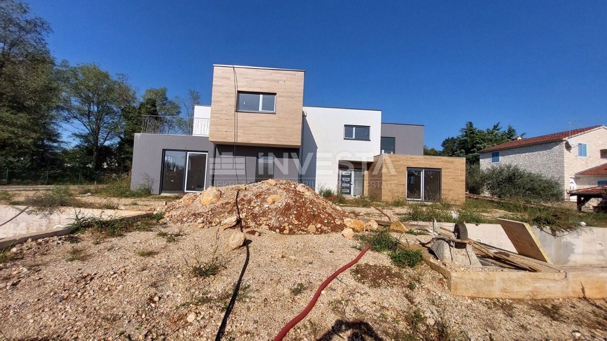 Občina Poreč, dvojna vila s bazenom