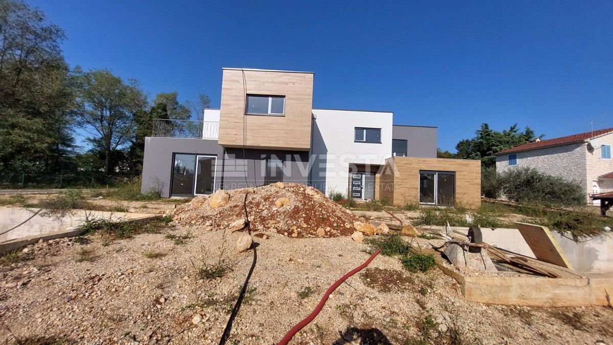 Občina Poreč, dvojna vila s bazenom