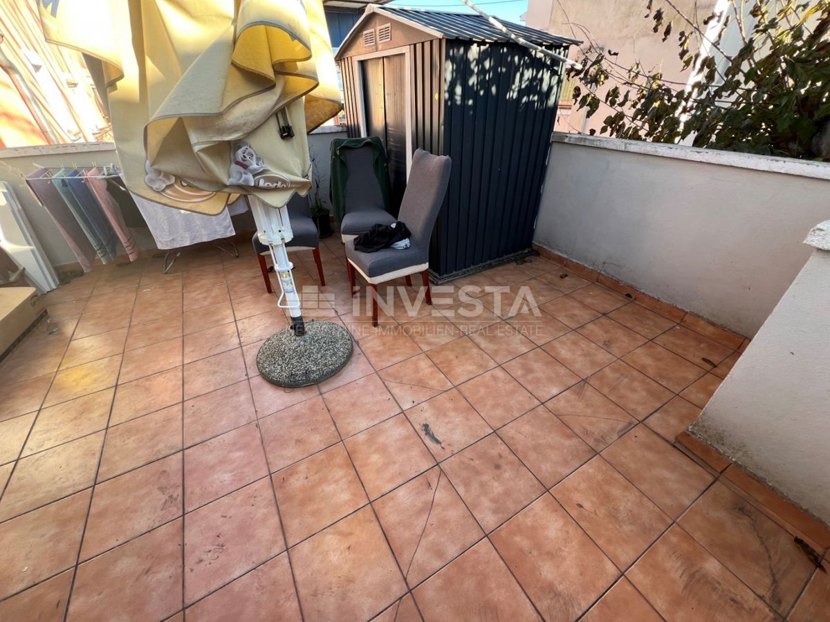 Pula, prodaja stanovanja v visokem pritličju z prostorno teraso