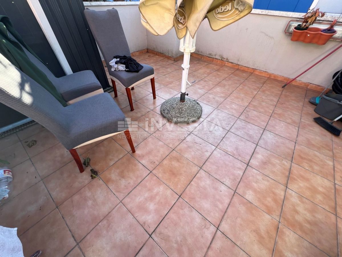 Pula, prodaja stanovanja v visokem pritličju z prostorno teraso