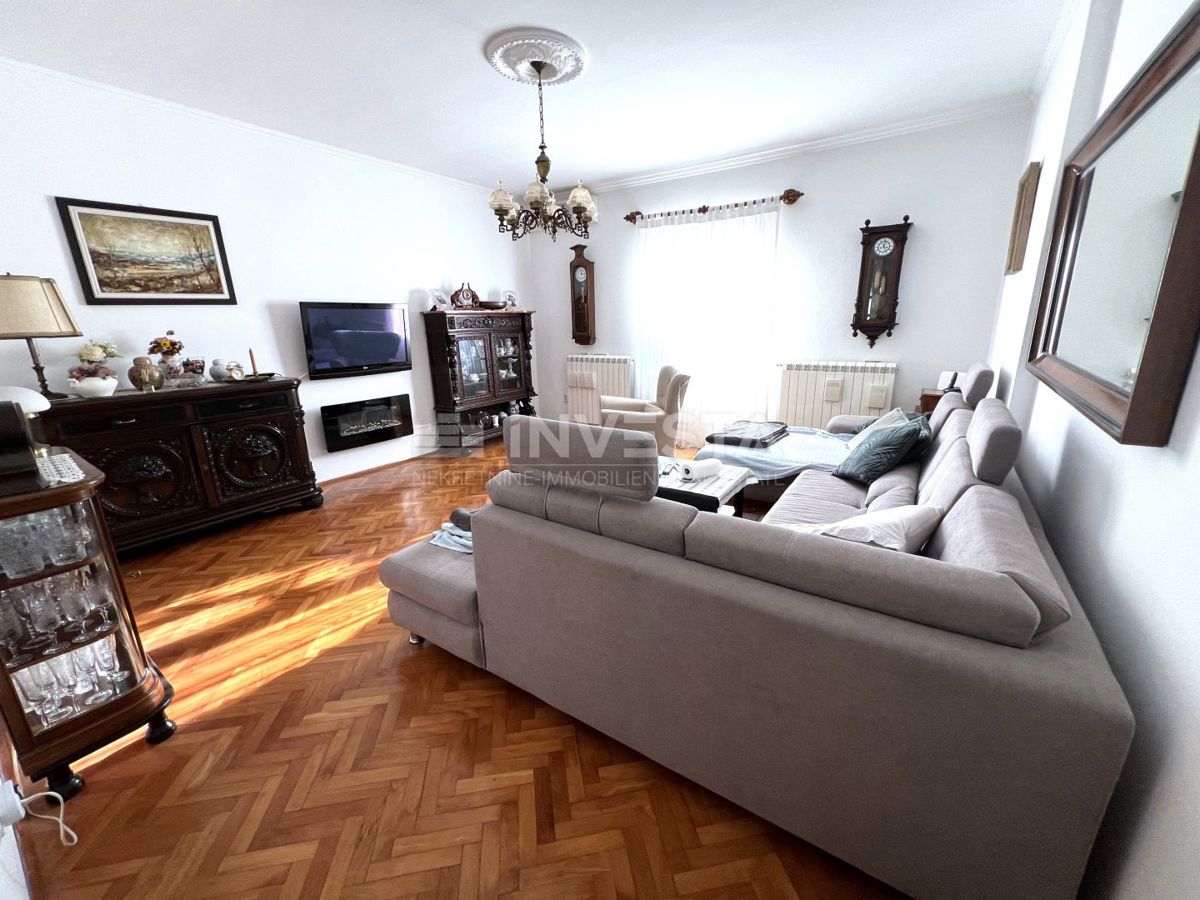 Pula, Pješčana Uvala, hiša s petimi stanovanji