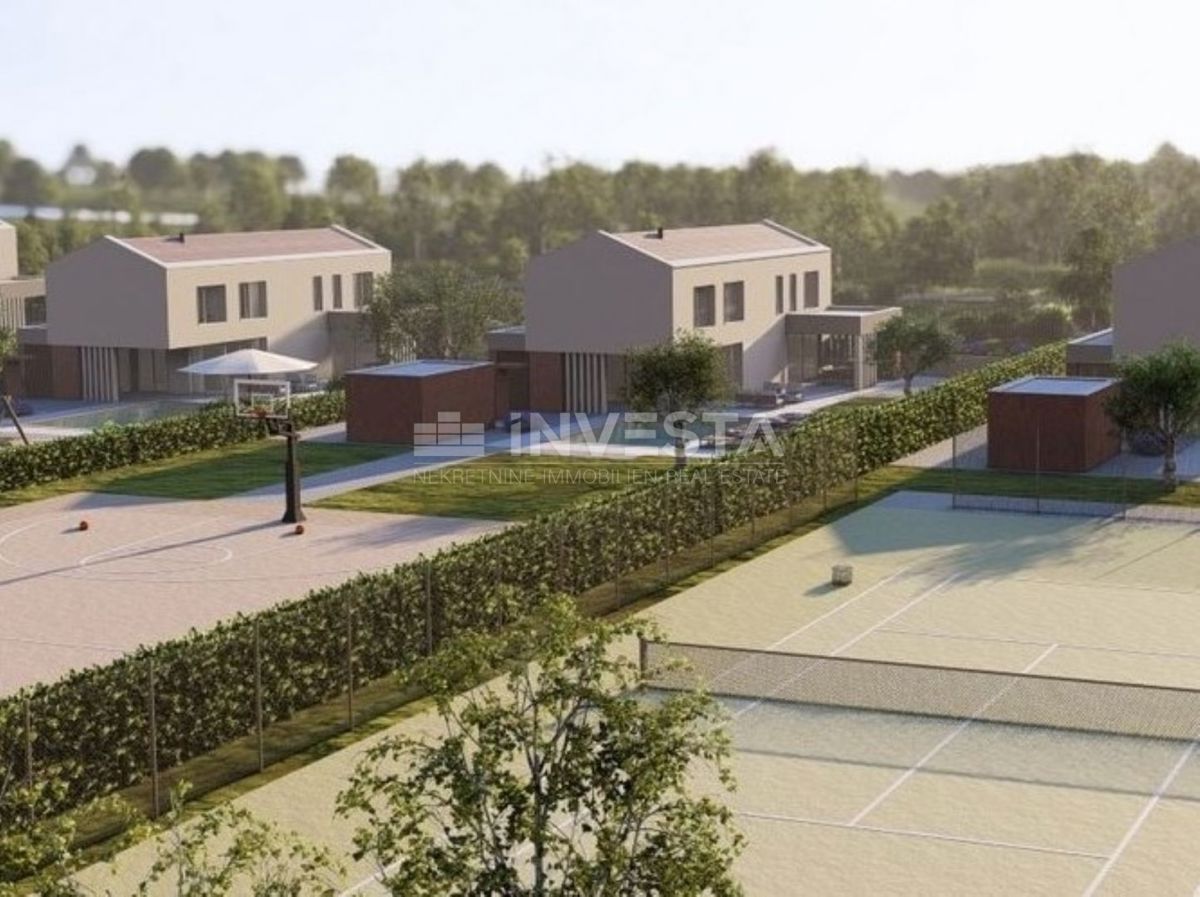 Okolica Labina, prostorna vila s bazenom in veliko parcelo