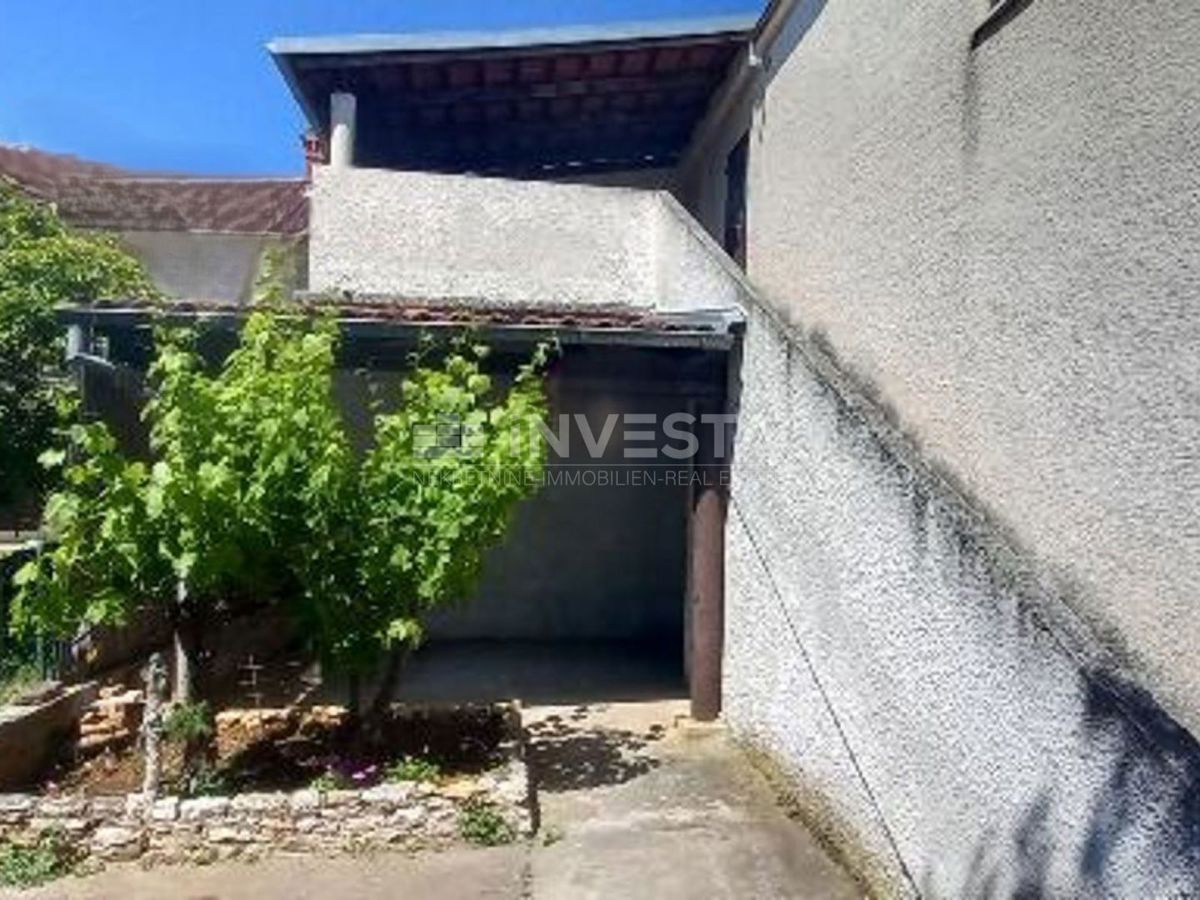 Veli Vrh, Hiša z vrtom blizu morja