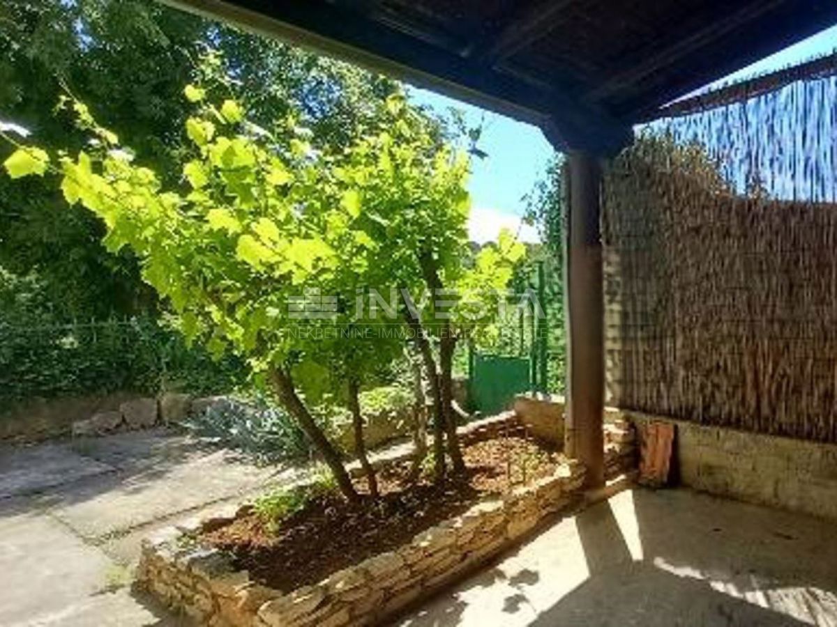 Veli Vrh, Hiša z vrtom blizu morja