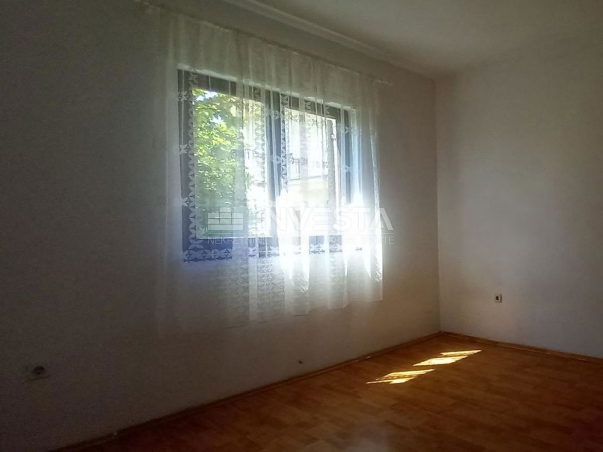 Veli Vrh, Hiša z vrtom blizu morja