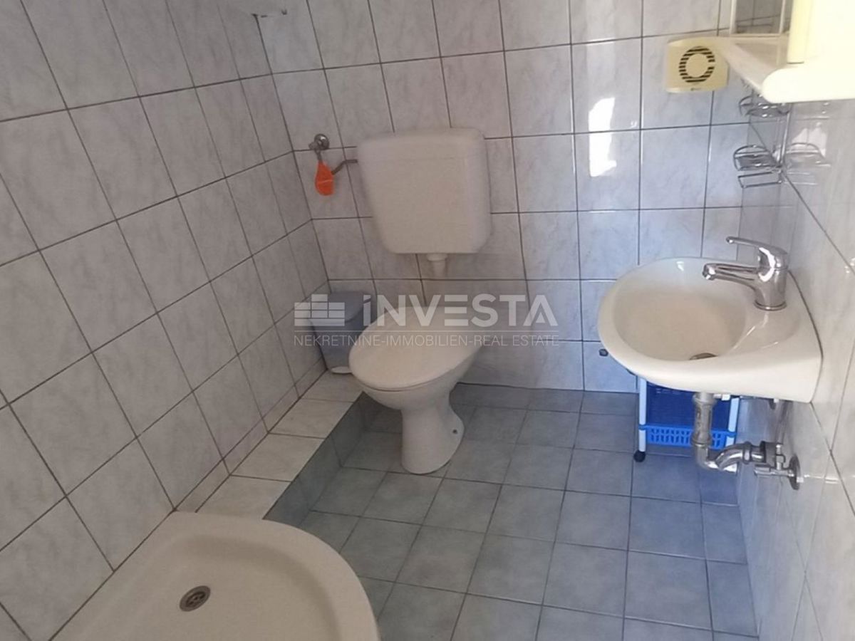 Veli Vrh, Hiša z vrtom blizu morja