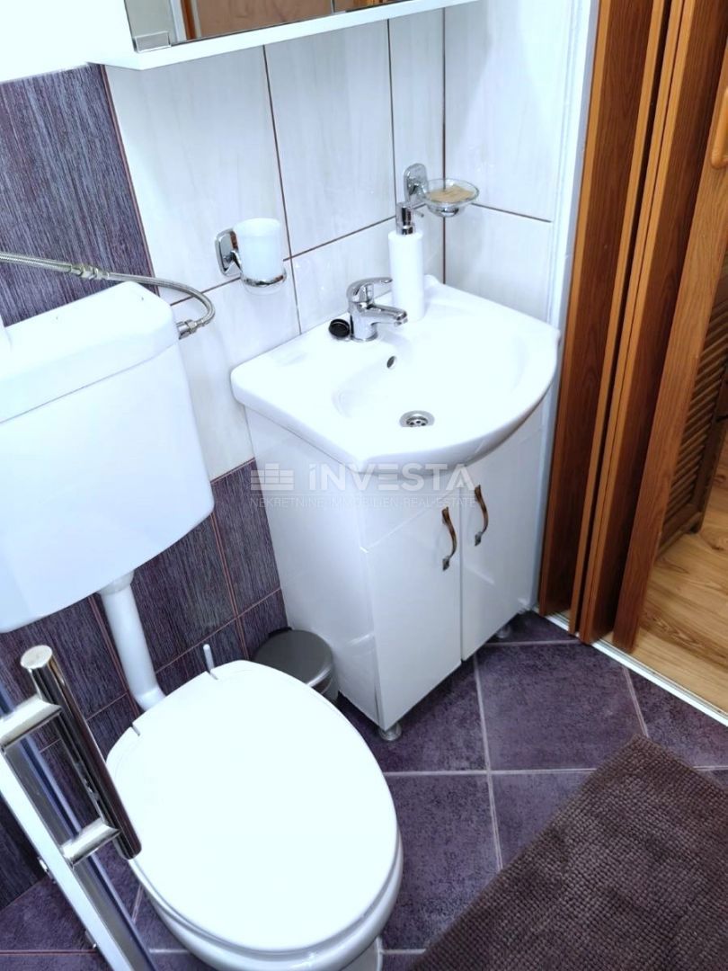 Pula, širši center, prenovljen stan v manjši stavbi.