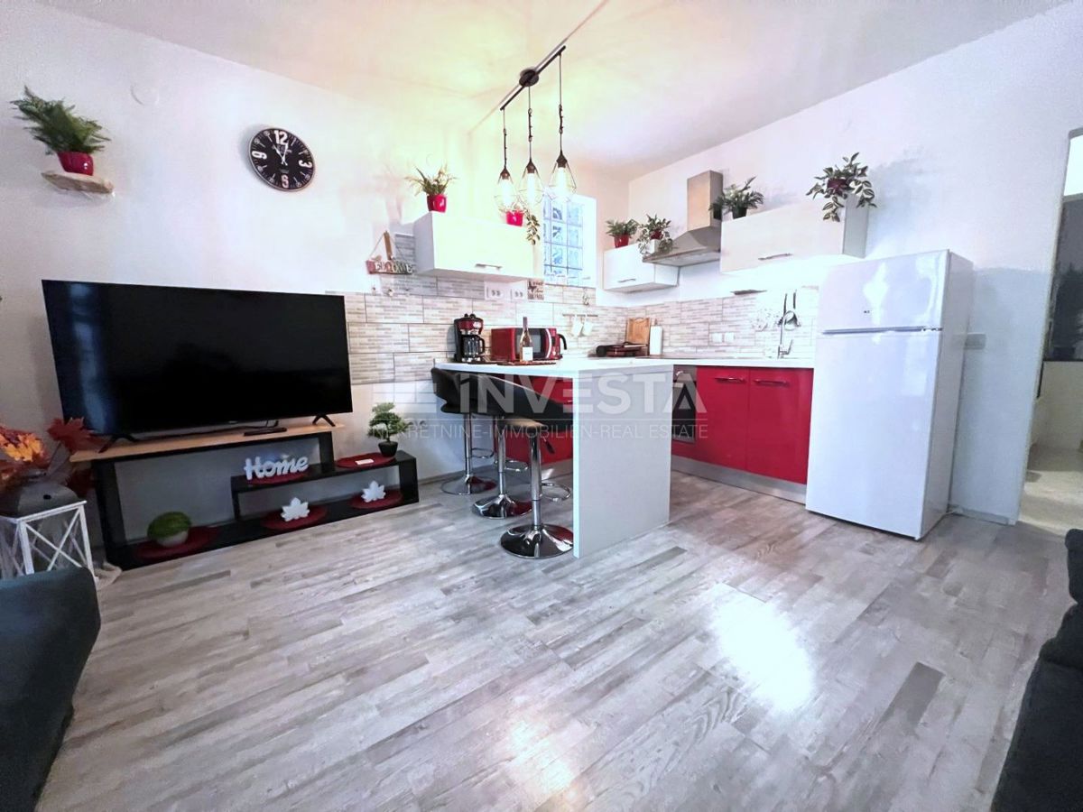 Pula, širši center, prenovljen stan v manjši stavbi.