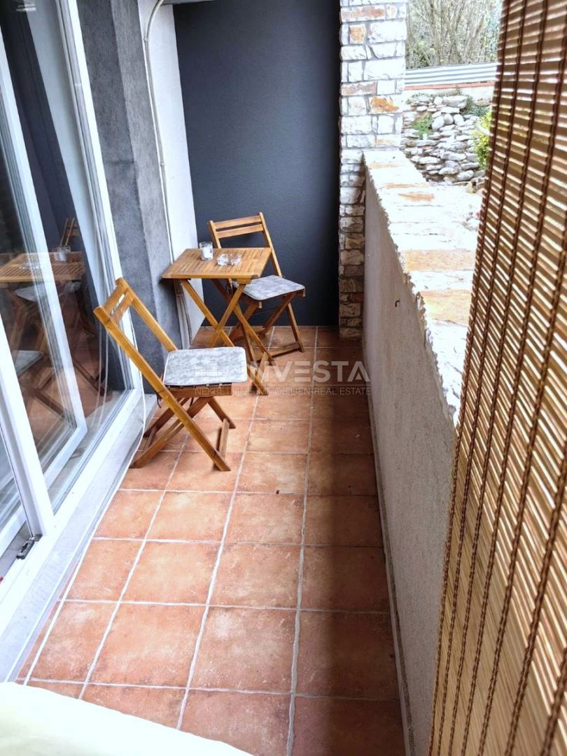 Pula, širši center, prenovljen stan v manjši stavbi.