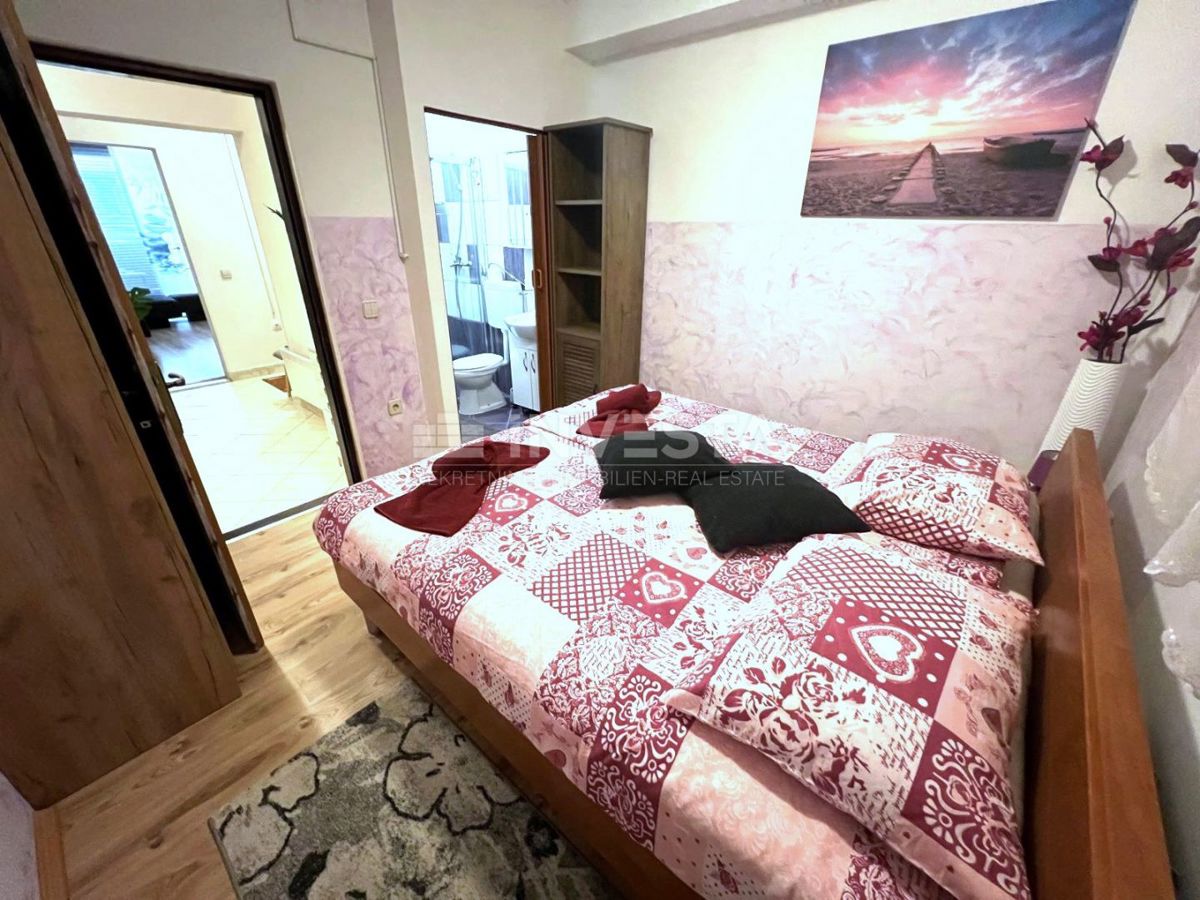 Pula, širši center, prenovljen stan v manjši stavbi.
