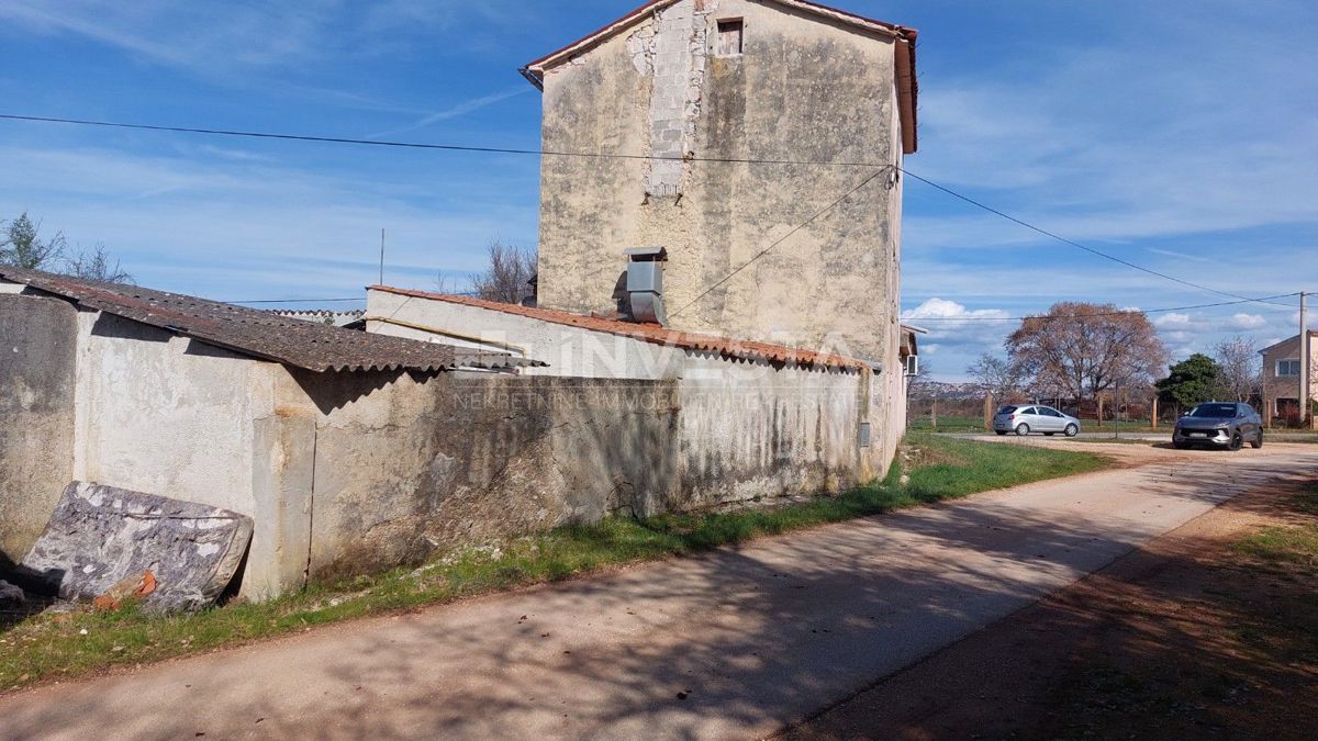 Poslovni prostor s stavbnim zemljiščem