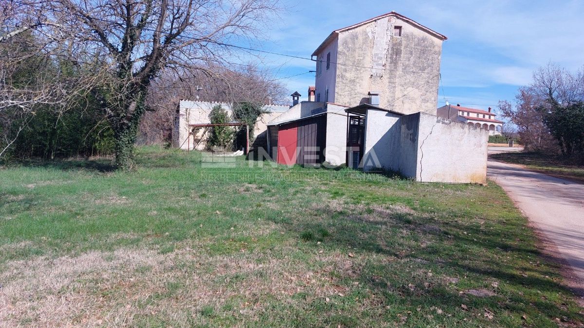 Poslovni prostor s stavbnim zemljiščem
