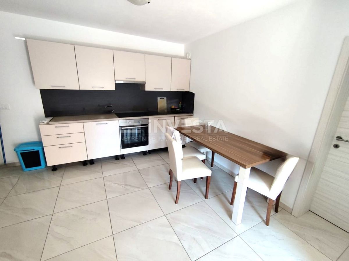  Območje Fažane, apartma s teraso in parkiriščem, blizu morja.