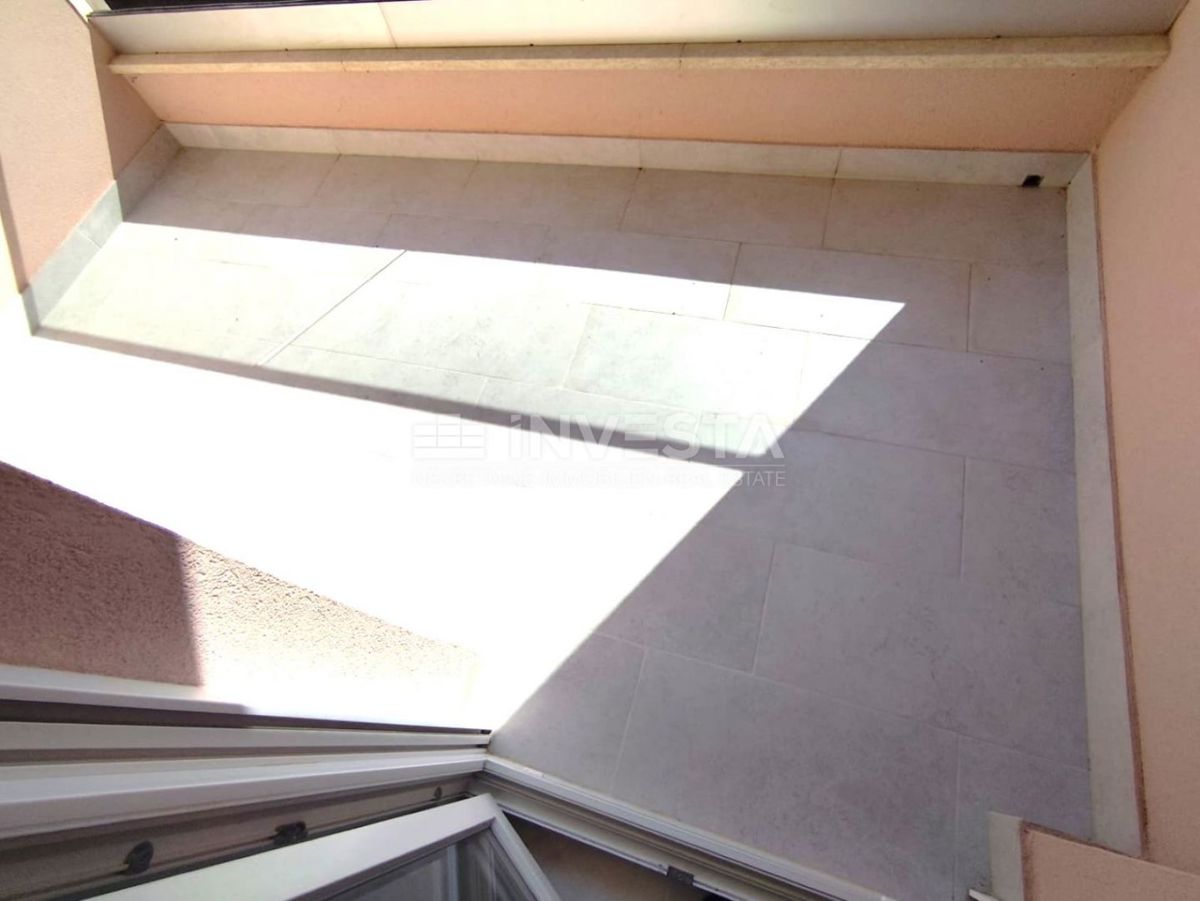  Območje Fažane, apartma s teraso in parkiriščem, blizu morja.