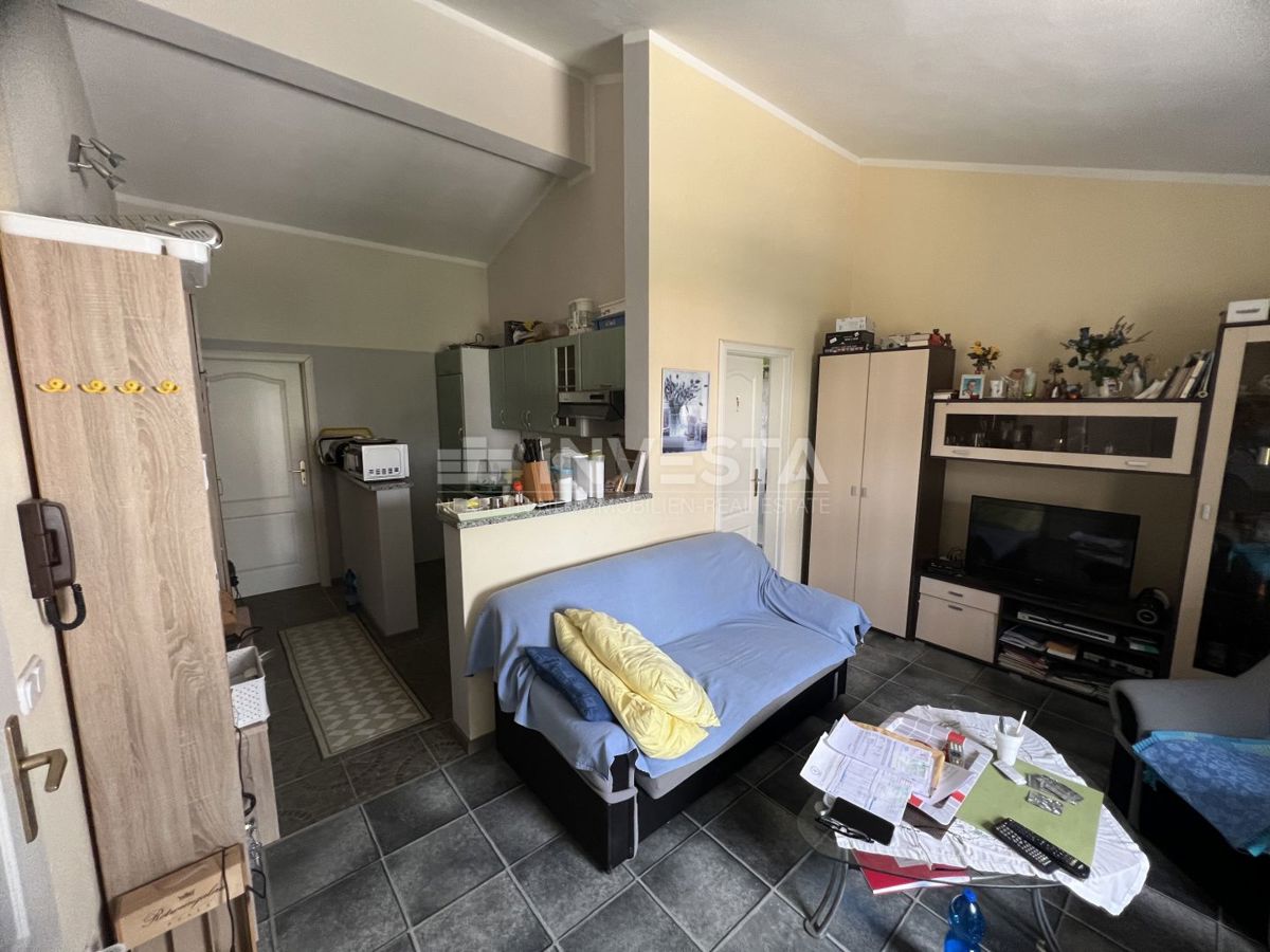 Medulin, hiša s 7 apartmaji le 100 metrov od morja.