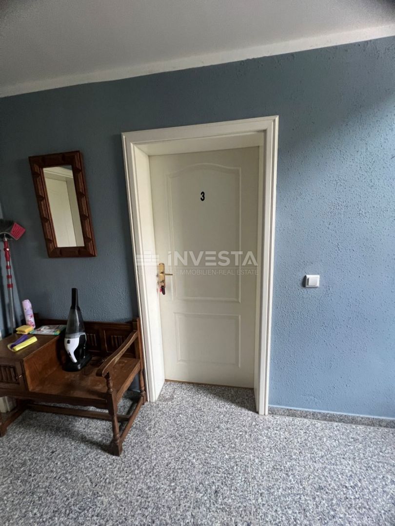 Medulin, hiša s 7 apartmaji le 100 metrov od morja.