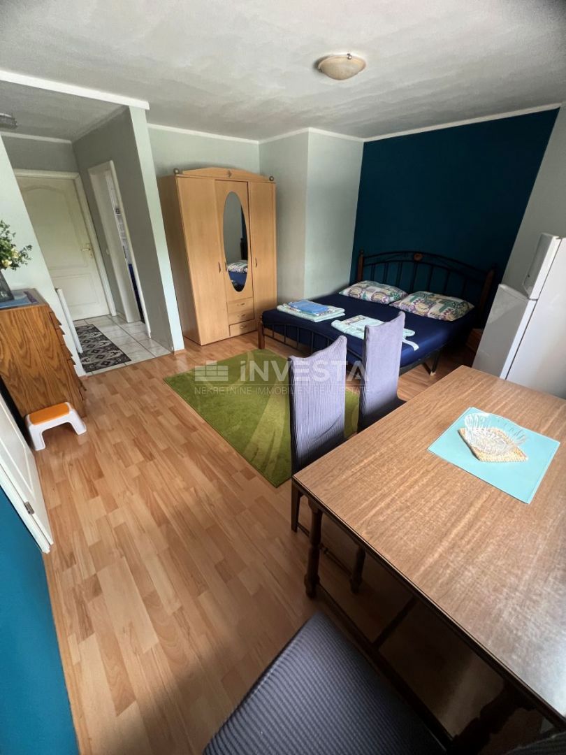Medulin, hiša s 7 apartmaji le 100 metrov od morja.