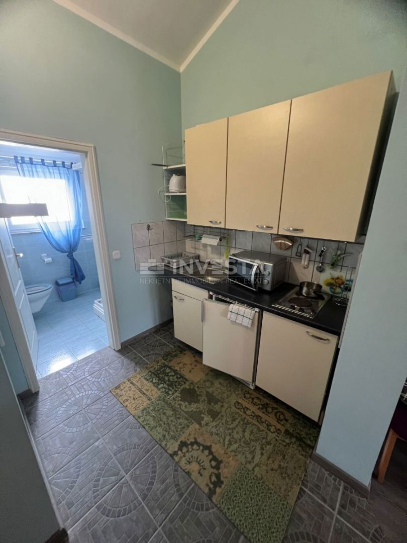 Medulin, hiša s 7 apartmaji le 100 metrov od morja.