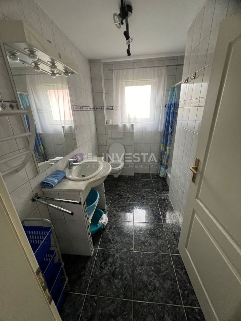 Medulin, hiša s 7 apartmaji le 100 metrov od morja.